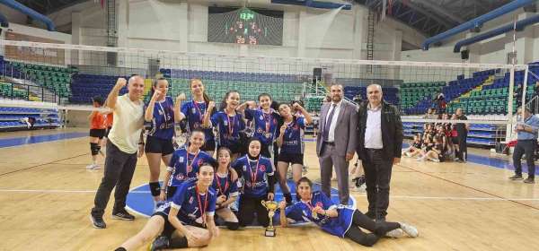 Simav Nurullah Koyuncuoğlu Anadolu Lisesi Genç Kızlar voleybol takımı il şampiyonu