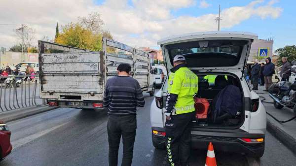 Şişli'de faciadan dönülen kaza kamerada: Açık kalan vinç elektrik tellerini kopardı, trafik levhası yola devri