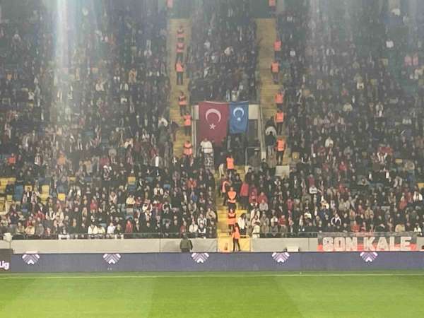 Gençlerbirliği taraftarları tribüne Doğu Türkistan bayrağı astı