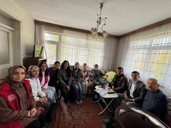 Üniversiteli gençler Bolu'nun asırlık çınarıyla buluştu