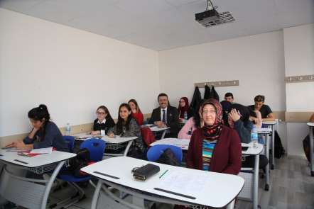 350 genci üniversiteye hazırlıyor