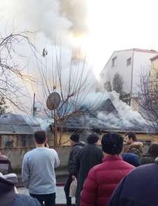 Sobadan çıkan yangın evi küle çeviriyordu