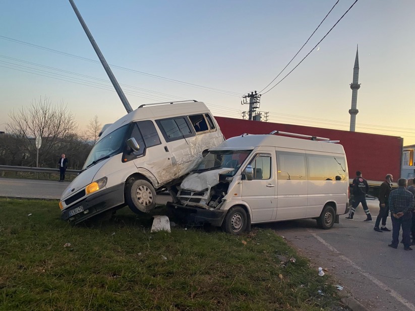 Samsun'da iki minibüsün çarpıştığı kazada ilginç görüntü