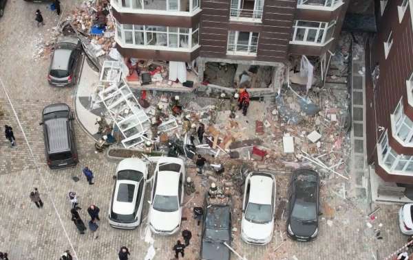Beylikdüzü'nde 14 katlı binada patlama meydana geldi