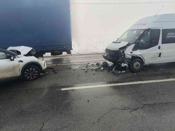 Bitlis'te zincirleme trafik kazası: 31 yaralı