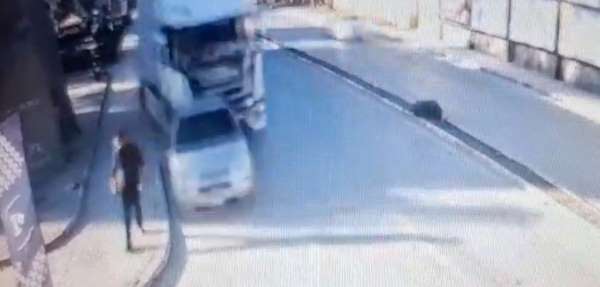 Tarsus'ta bir kişinin yaralandığı kaza güvenlik kamerasına yansıdı