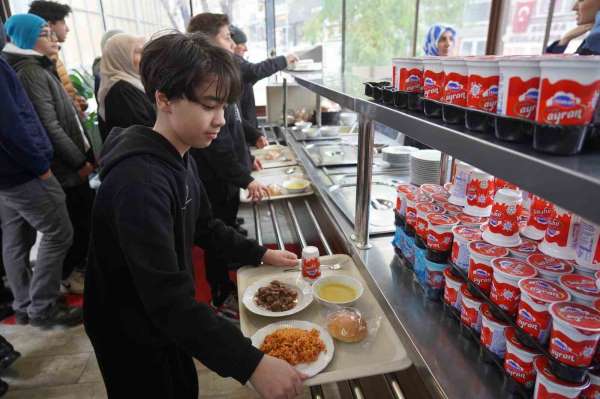 Bilecikli şehit İlhan Ongan'ın anısına binlerce kişiye ücretsiz yemek dağıtıldı