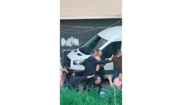 Esenyurt'ta park yeri kavgasında bıçaklar konuştu; o anlar kamerada