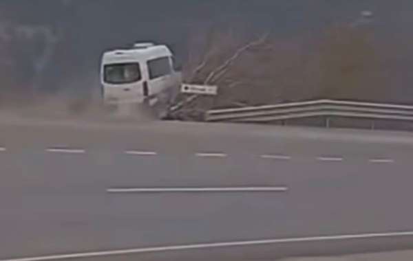 Tarım işçilerini taşıyan minibüsün şarampole uçtuğu kaza kamerada