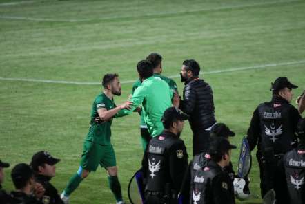 Kardeşçe başlayan maç yumruklarla bitti