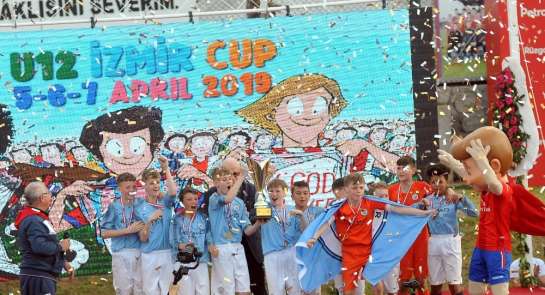 U12 İzmir Cup'ta Manchester City şampiyon oldu 