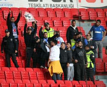 Yılport Samsunspor - Sarıyer maçında taraftarlar arasında gerginlik 