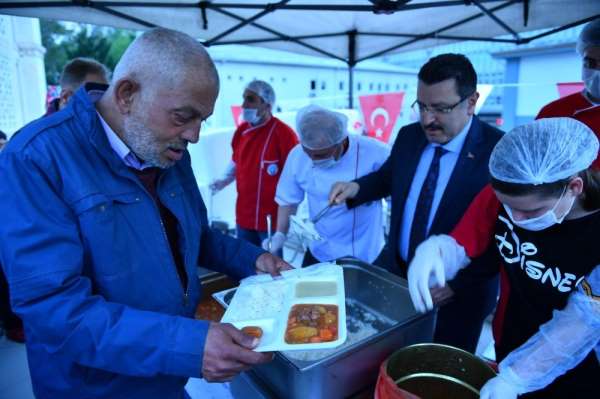 Trabzon'da 5 ayrı noktada iftar çadırları kuruldu, ilk iftarlar açıldı 