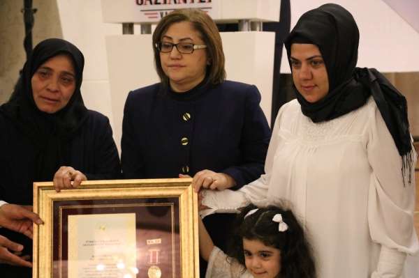 Şehit ailelerine Devlet Övünç Madalyası ve Beratı verildi