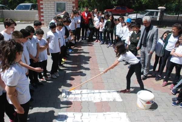 Resim dersinde okul girişine yaya geçidi çizdiler 