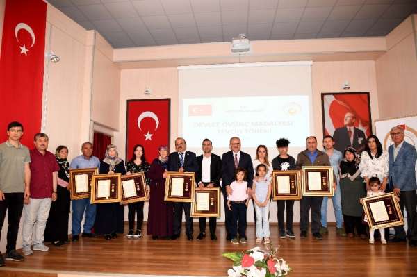Şehit yakınları ve gazilere övünç madalyası