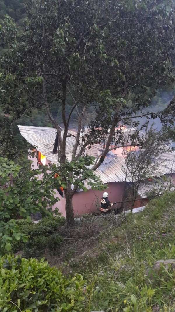 Trabzon'da yangın bir evi kül etti