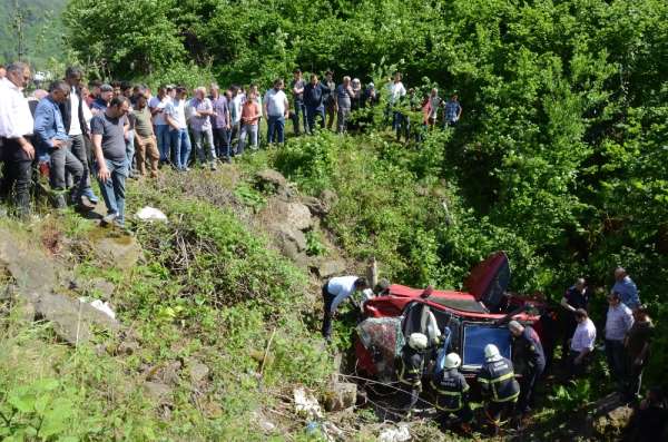 Kontrolden çıkan otomobil menfeze uçtu: 2 yaralı