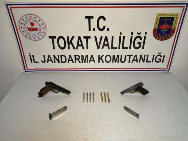 Araçlarından ruhsatsız silah ve çok sayıda mermi çıktı