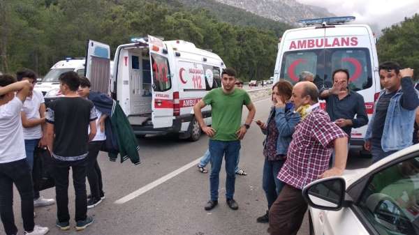 AntalyaânÄ±n Kemer ilÃ§esinde midibÃ¼s ile kamyonetin karÄ±ÅtÄ±ÄÄ± kazada ilk belirlemelere gÃ¶re 1 kiÅi Ã¶ldÃ¼, 15 kiÅi yaralandÄ±. ile ilgili gÃ¶rsel sonucu
