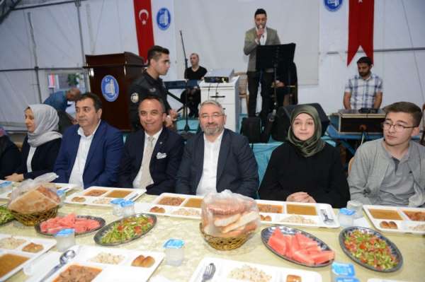 Başkan Aşgın, ilk orucunu iftar çadırında açtı 