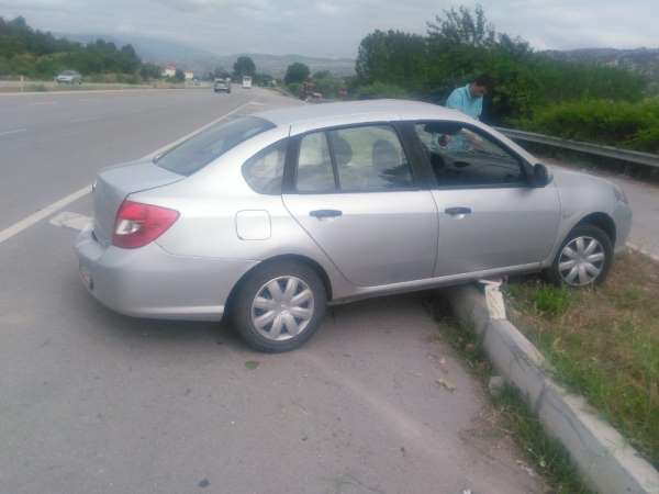 Taşova'da trafik kazası: Araç tretuvara çarptı