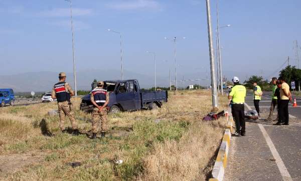 Erzincan'da trafik kazası! Araç içinde sıkıştılar