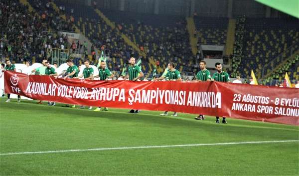 Galatasaray ve Akhisarspor'dan Filenin Sultanlarına pankartlı destek 