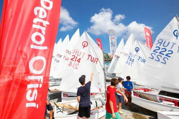 İstanbullular, yelken yarışlarıyla denize doydu 