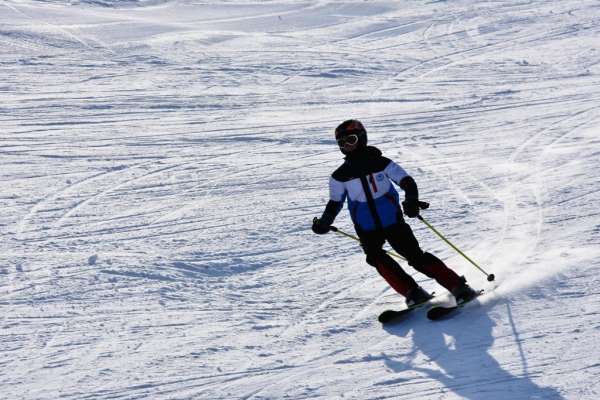 Bitlis'te Alp Disiplini İl Birinciliği Kayak Yarışları yapıldı