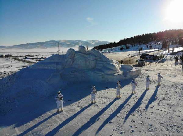 Donarak şehit olan kahramanların kardan heykelleri görüntüsüyle büyülüyor
