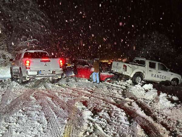 Artvin'de aniden bastıran kar yağışı kazaları beraberinde getirdi
