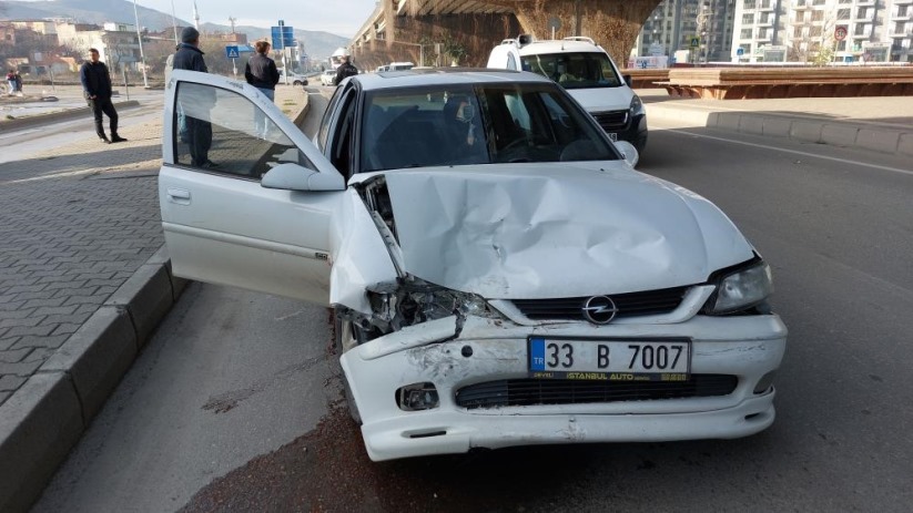 Samsun'da otomobil hafif ticari araçla çarpıştı: 1 yaralı