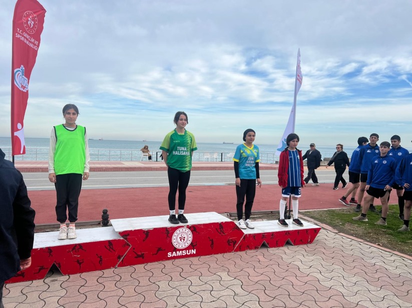 Samsun'da öğrenciler okullar arası atletizm koşusunda ter döktü