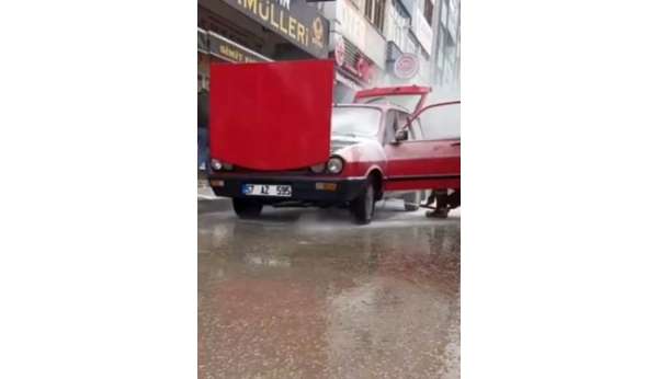 Sinop'ta yanan otomobile esnafın müdahalesi faciayı önledi