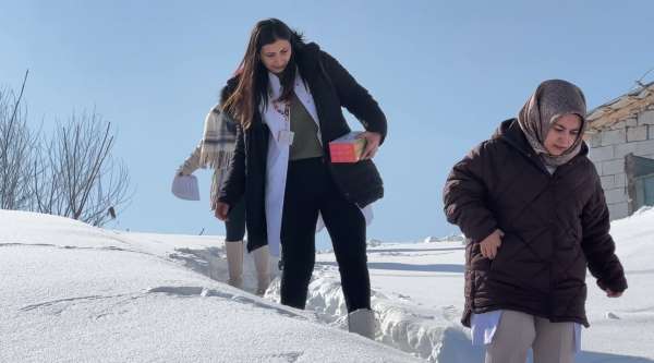 Yüksekova'da sağlık ordusu zorlu coğrafyaya meydan okuyor: 1,5 metrelik karı aşarak vatandaşlara şifa dağıttıl