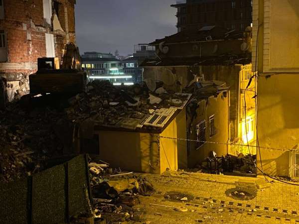 Üsküdar'da patlama yaşanan bina iş makinalarıyla yıkıldı
