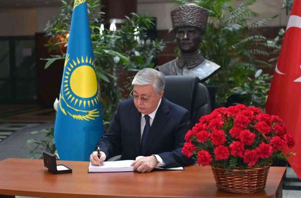 Kazakistan Cumhurbaşkanı Tokayev, Türkiye'deki depremzedeler için taziye defterini imzaladı