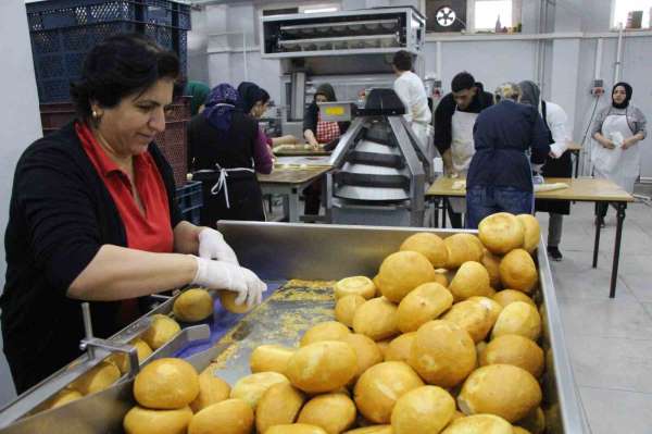 Okulda deprem bölgesi için 24 saat kesintisiz ekmek üretiyorlar - Amasya haber