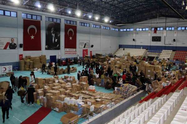 Sinop'tan depremzedelere 43 araç dolusu yardım