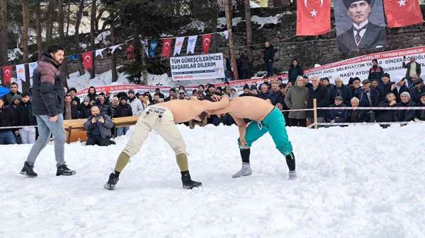 Artvin'de 'Kar Üstünde Karakucak Güreşleri' yapıldı
