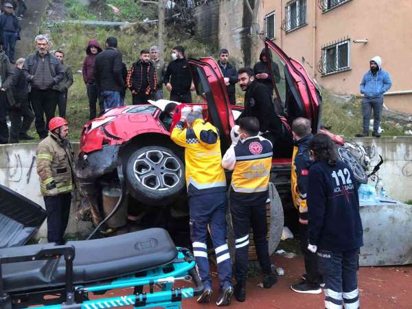 Maltepe'de feci kaza: 25 metreden çocuk parkına uçtu