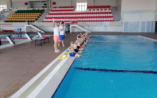 Aslanapa'da 60 ortaokul öğrencisi yüzme öğreniyor