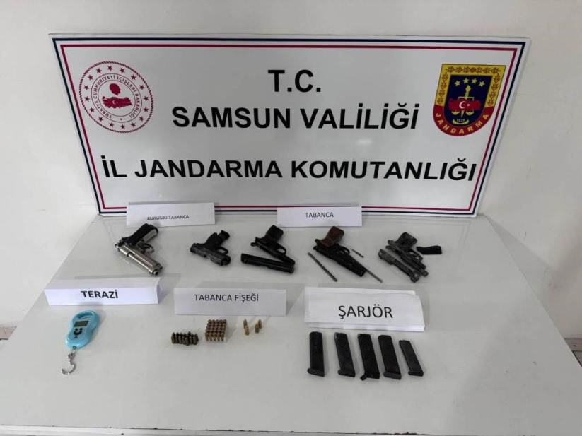 Samsun'da bir evde 5 tabanca ele geçirildi