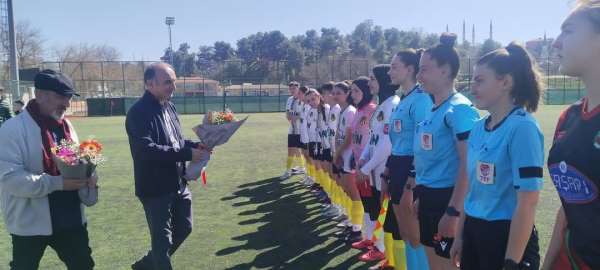 8 Mart'ta kadın hakem ve futbolculara çiçek verildi