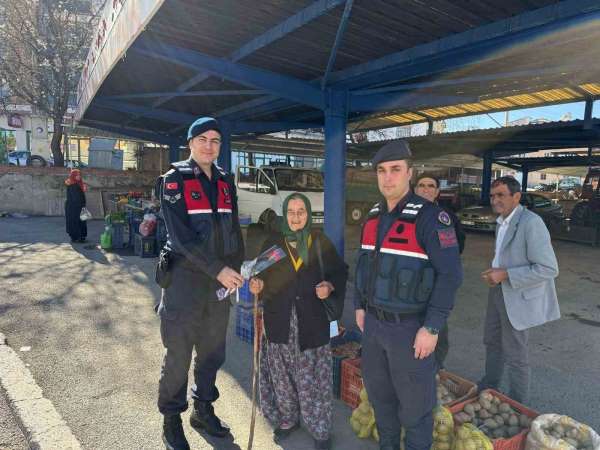 Gördes'te jandarma ekipleri şehit annelerini unutmadı