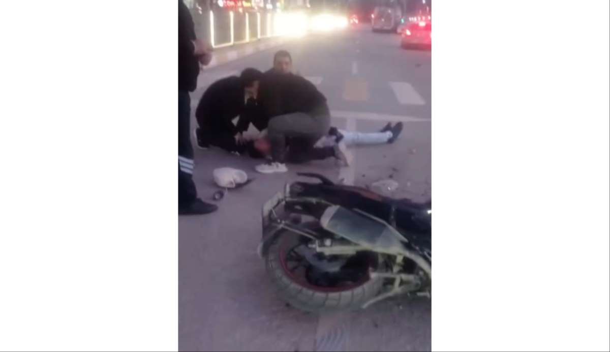 Kazada yaralanan motosiklet sürücüsüne, yoldan geçen doktor müdahale etti
