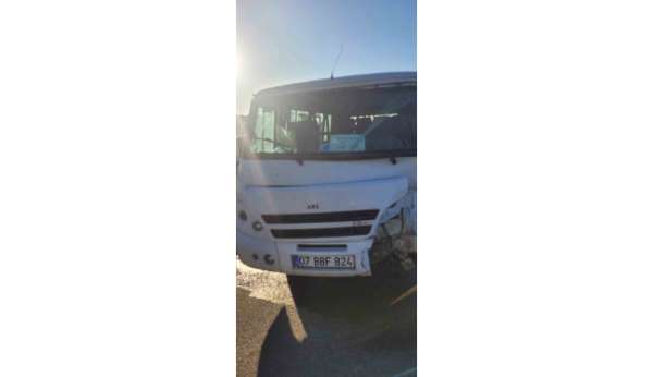 Minibüsle otomobilin çarpıştığı kazada 16 kişi yaralandı