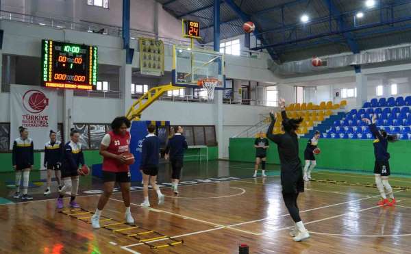 Namağlup kadın basketbolcular, 8 Mart Dünya Kadınlar Günü'nde şampiyonluk için sahada