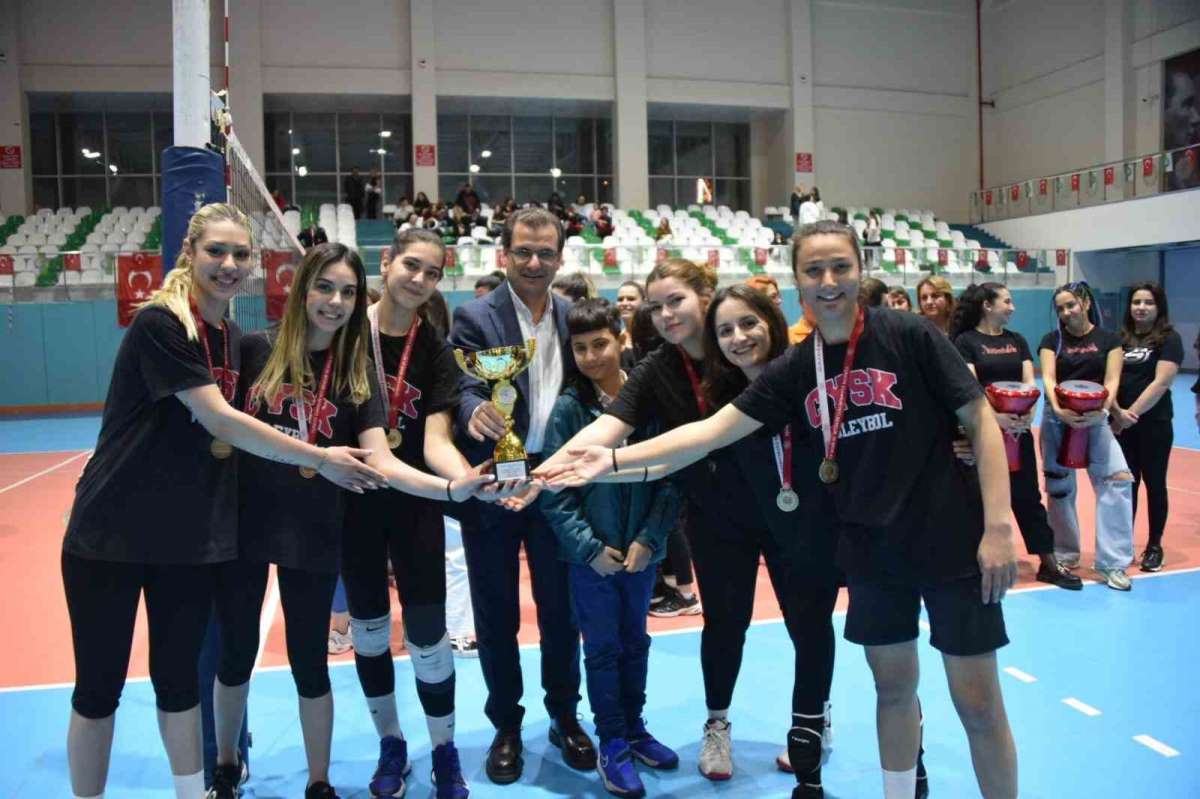 Salihli'de kadınlar, voleybol turnuvasında buluştu